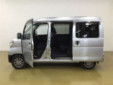 開口部が広く、乗り降りのしやすいお車です