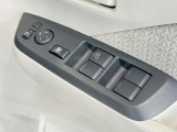 【電動格納ミラー】サイドミラーは電動格納式となっており、狭い駐車場でもキズがつくリスクを抑えられます。