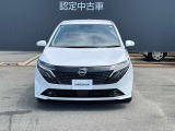 フロントガラスの上部には衝突軽減ブレーキの装置も付いており、より安全に運転を楽しんでいただくことができます。