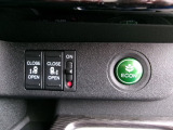 両側電動スライドドア。荷物で手が塞がる時でも簡単にドアの開閉が出来ます。何より力いらずで開閉OK。女性やお年寄りにも優しい。電動機能はOFFにもできますから元気なお子様の駆け出しも安心。