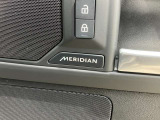 【MERIDIANサウンドシステム】精密なデジタル技術を用いて、車内で臨場感あふれるオーディオ体験を提供します。澄み渡った高音から迫力ある重低音まで鮮やかに再生します。