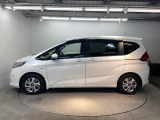 狭い駐車場でも、スライドドアならチャイルドシートへのお子さまの乗降や荷物の積載もスムーズ。とても便利な【両側電動スライドドア】ドアハンドを少し引くだけでリアドアが自動開閉します。