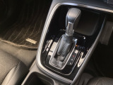 シンプルでとても使いやすいフロアシフトに、パーキングブレーキは電子制御パーキングブレーキです。