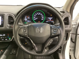 ハンドルにHondaセンシング系のクルーズコントロールやレーンキープアシストなどのスイッチと、オーディオの操作スイッチが装備されています。ハンドルから手を離さず安全に操作できます。