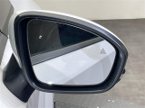 【BSW(後側方車両検知警報)/ブラインドスポットワーニング】隣接レーンのクルマを検知した場合、ドアミラー周辺に設けられたインジケーターを点灯したり音が鳴ったりしてお知らせします。