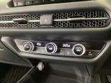 【左右独立オートエアコン】左右席で独立温度コントロールが可能です。運転席はキンキンに冷やして助手席はマイルドにと言った設定が可能です☆暑さ寒さでケンカすることもなくなりますね♪