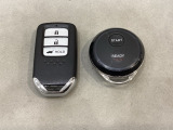 スマートキーを装備しています。鍵を差し込むことなくドアロックの開け閉めとトランクが開けられる電動テールゲートのボタンもついています。加えて、純正リモコンエンジンスターター用の操作キーもついています。