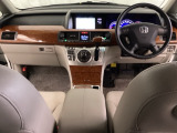 車内は光触媒抗菌消臭施工済です。インパネ周りはスタイリッシュなデザインで機能や装備も充実しています。グローブボックスやカップホルダーのほかにトレーなどたくさんの収納スペースが付いています。