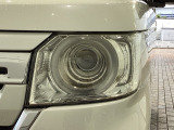 LEDヘッドライトは、点灯の瞬間から最大光量を発揮し、突然暗くなるトンネルなどでの安定感を高めます。