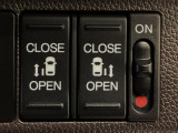 【両側パワースライドドア】両側がパワースライドドアになっており、運転席のスイッチやスマートキーでも開閉が可能です!開口部も広いので乗り降りも楽々♪