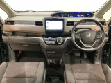 車内は光触媒抗菌消臭施工済です。スタイリッシュなデザインで暖かみのあるインパネ周りを演出します。グローブボックスやカップホルダーのほかにトレーなどたくさんの収納スペースが装備されています。
