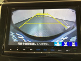 リバースギアに入れるだけで後方の表示へ切り替わります。夜間や雨の日の駐車も楽になりますよ。