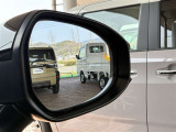 ウインカーミラーにはBSM(ブラインドスポットモニター)を搭載。隣を走る車両が死角に入るとLEDインジケーターを点灯。また、ウィンカーを出すとインジケーターも光って点滅!注意を促してくれます