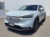 車名の由来:ヴェゼルはカットした宝石の小さな面(Bezel)とクルマ(Vehicle)を組み合わせた造語で、「角度によって表情を変える宝石のように、多面的な魅力と価値を持つクルマ」を意味する。