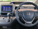 運転席周辺のスマートなレイアウトが、操作のしやすさを実現。快適なドライブをサポートします。パーキングブレーキはフットブレーキタイプです。
