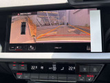 ●サラウンドビューカメラ『車両の4つのカメラから得た映像を合成し、上空から眺めているような映像をモニターに映し出します。車両周辺の歩行者や障害物などの発見に役立ちます。』