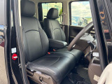 【運転席】座り心地が良いシートなので長時間の運転でも快適にお過ごしいただけます。新品のフロアマットのご注文も可能です。掲載箇所以外にご希望の写真がございましたらお気軽にお問い合わせ下さい。