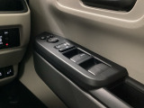 運転席ドアには、ドアミラーの角度調整スイッチとパワーウインドウスイッチを配置。手元で直感的に操作でき、運転中の使い勝手を高めています。