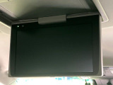 【フリップダウンモニター】大画面モニターで後席でもエンタメをお楽しみいただけます。小さなお子様にも大人気の装備です♪