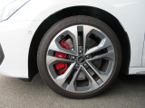 全車両に標準装備の純正アルミホイールは、純正ならではのバランスの良いデザインと、走行安定性をお楽しみ頂けます。