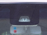 【スマートアシスト】走行中に前方の車両等を認識し、衝突しそうな時は警報とブレーキで衝突回避と被害軽減をアシスト。より安全にドライブをお楽しみいただけます。