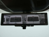 スマートルームミラー・車内の状況に関わらず、車両後方にあるカメラの映像をルームミラーに移します。