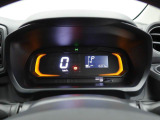 【自発光式デジタルメーター】スピードメーターはデジタル表示です。また、燃費のいい運転をすると、イルミネーションがアンバーからグリーンへ。グリーンの状態を長く保つだけで上手にエコドライブができます。