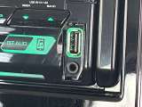 接続可能なUSB、AUX端子付き!