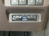 ハンドルの右下にETCがついています。高速道路の料金所の通過も楽々です!。 カードの取り出しもしやすい場所についています。