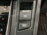 電子制御パーキングブレーキです。スイッチひとつでパーキングブレーキが作動。停車した地点の傾斜などをシステムが検知・判断してブレーキ力を自動的に最適制御。しっかり停車できるシステムです。