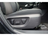 運転席にはパワーシートが付いております。パワーシートは指先1つで操作出来るためチカラの弱い女性の方でもシートに座ったまま操作出来ます♪