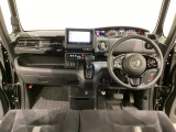 車内は光触媒抗菌消臭施工済です。スタイリッシュなデザインでスポーティなインパネ周りを演出します。グローブボックスやカップホルダーのほかにトレーなどたくさんの収納スペースが付いています。