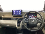 車内は光触媒抗菌消臭施工済です。インパネ周りはスタイリッシュなデザインで機能や装備も充実しています。グローブボックスやカップホルダーのほかにトレーなどたくさんの収納スペースが付いています。