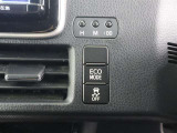 〈VSC〉は、車両の横滑りをセンサーが検知すると、4輪それぞれのブレーキの力とエンジンの出力を自動的に制御し、車両の安定性を確保します!