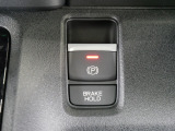 【電子制御パーキングブレーキ】スイッチ操作でパーキングブレーキをオン/オフ。発進時、運転席のシートベルトが着用されている時アクセルを踏めば自動的に解除されます。