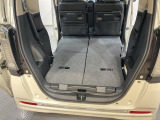 後席背もたれを倒せばちょっと大きめの荷物や長いものを積みたい時に便利です。