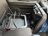 【助手席シートアンダーボックス】助手席の下の小物入れ。車検証などをここに入れてはいかがですか♪