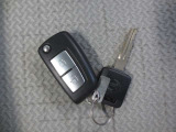 ボタン一つでドアの開閉可能♪エンジンをかけるときはカギをさして回すタイプになっています☆