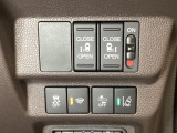 両側電動スライドドアは運転席から操作ができるよう、操作スイッチが付いています。Hondaセンシング用のVSA(ABS+TCS+横滑り抑制)解除と路外逸脱抑制機能のオンオフスイッチなどがあります。