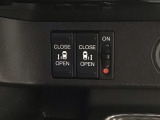 【両側パワースライドドア】両側がパワースライドドアになっており、運転席のスイッチやスマートキーでも開閉が可能です!開口部も広いので乗り降りも楽々♪