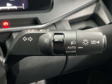 【オートライト】車のセンサーが周囲の明るさを感知し、自動でヘッドライトを点灯・消灯する機能です。この機能は夕暮れ時の交通事故が多い時間帯の安全性を高めてくれます。