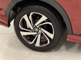 タイヤサイズは195/60R17!純正アルミホイールにはホイールデカールしてあります!残り溝は6ミリ程度です!