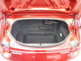 【トランク】間口は狭いですが、奥行きは意外と広いんです!オープン状態にしても、荷室内の容量に変化がないのが特徴です♪