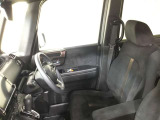 高いホールド性で運転姿勢が安定します。長距離ドライブでも疲れにくいのが魅力です。快適なドライビングライフをお送りください♪