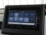 ナビゲーションは純正メモリーナビ(VXM-214VFi)を装着しております。AM、FM、CD、DVD再生、Bluetooth、音楽録音再生、フルセグTVがご使用いただけます。