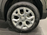 タイヤサイズは215/60R17 になります。
