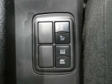 トラクションコントロール装備です。すべりやすい路面での発進時や加速時にタイヤの空転を抑え、駆動力確保に貢献する機能です。詳細は販売店スタッフまでおたずねください。