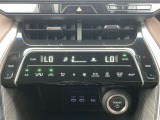 デュアルエアコンとは、運転席と助手席で、個別に温度設定ができる機能です。気温の感じ方は、人それぞれ違うもの。乗る人に優しい機能ですね。