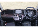 操作性に優れた運転席となります!小物入れや各ボタンの配置にこだわり、使いやすいです!座り心地もよく視認性も良好なのでロングドライブもお任せ下さい!