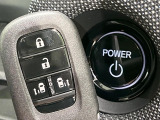 【Hondaスマートキー】カバンやポケットに入れたままでもドアの施錠・解錠が可能なスマートキーを装備。エンジンのオン・オフ時もカギを取り出す必要が無いからとっても便利です♪